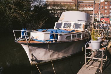 Isleworth, Batı Londra - 124; İngiltere - 2021.03.14: Güneşli bahar gününde Thames Nehri Kanalı 'nda demirli tekne