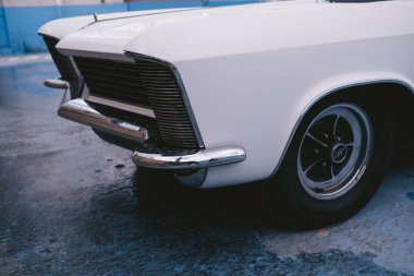 Isleworth, Batı Londra (124; İngiltere - 2021.03.14: Vintage Retro 1965 Beyaz Buick Riviera GS Yağmurdan sonra güneşli bir günde park edilmiş mükemmel konumda