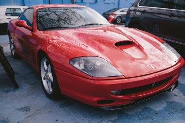 Isleworth, Batı Londra - 124; İngiltere - 2021.03.14: Kırmızı Ferrari 550 Maranello Brentford projesinin kaldırımına park etti