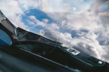 Isleworth, Batı Londra - 124; İngiltere - 2021.03.14: Kırmızı Ferrari 550 Maranello Brentford projesinin kaldırımına park etti