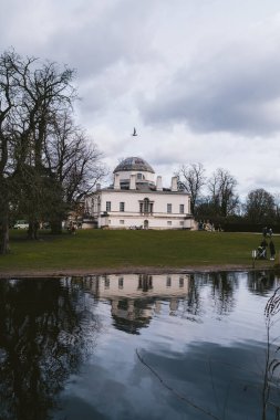 Chiswick, Batı Londra (124; İngiltere - 2021.03.14: Chiswick House & Gardens İngiliz Palladyan mimarisinin bir örneği