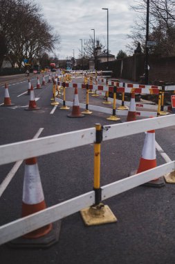 Brentford, Batı Londra - 124; İngiltere - 2021.03.21: Eski boruların yerini alan gaz işçilerinin Yol Bakımı