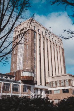 Brentford, Batı Londra - 124; İngiltere - 2021.03.21: Barratt Londra Brentford ofisi güneşli bir günde
