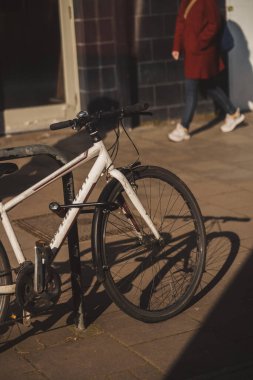 Shepherd 's Bush, Londra -124; İngiltere - 2021.03.22: Kaldırıma zincirlenmiş beyaz bisiklet