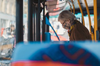 Shepherd 's Bush, Londra - 2021.03.22: Coronavirus salgını sırasında otobüsü terk eden yaşlı kadın