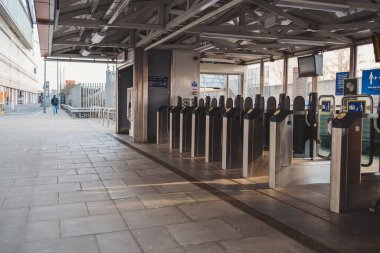 Shepherd 's Bush, Londra -124; İngiltere - 2021.03.22: Pazartesi akşamı Boş Overground istasyonu, Coronavirus tecridi sırasında Londra Taşımacılık