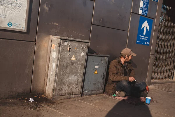 Shepherd Bush London 2021 Безпритульний Чоловік Сидить Поруч Станцією Курить — стокове фото