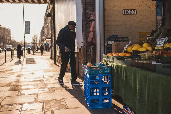 Shepherd Bush Λονδίνο 2021 Μαύρος Γέρος Κοντάρι Μπαίνει Στην Αγορά — Φωτογραφία Αρχείου