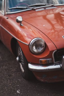 Richmond, Londra -124; İngiltere - 2021.03.19: 1960 'ların güzel kırmızı eski MG MGB GT' si kaldırıma park etti