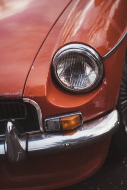 Richmond, Londra -124; İngiltere - 2021.03.19: 1960 'ların güzel kırmızı eski MG MGB GT' si kaldırıma park etti