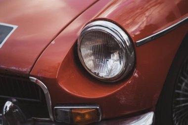 Richmond, Londra -124; İngiltere - 2021.03.19: 1960 'ların güzel kırmızı eski MG MGB GT' si kaldırıma park etti