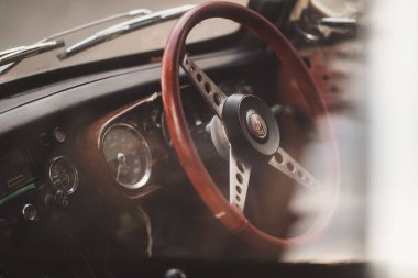 Richmond, Londra -124; İngiltere - 2021.03.19: 1960 'ların güzel eski MG MGB GT' sinin iç mimarisi kaldırıma park etti