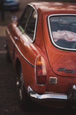 Richmond, Londra -124; İngiltere - 2021.03.19: 1960 'ların güzel kırmızı eski MG MGB GT' si kaldırıma park etti