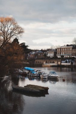 Richmond, Londra 124; İngiltere - 2021.03.19: Güneşli bir akşamda Thames Nehri 'ne demirlemiş tekneler