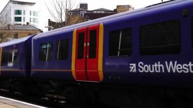 Güney Batı tren istasyonu Kew Köprüsü istasyonuna bir kişi istasyonda oturuyor.