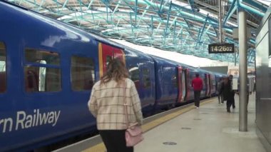 Güney Wester Tren İstasyonu 'ndan ayrılan insanlar Coronavirus Pandemik Kilitleme sırasında Waterloo İstasyonuna vardılar.