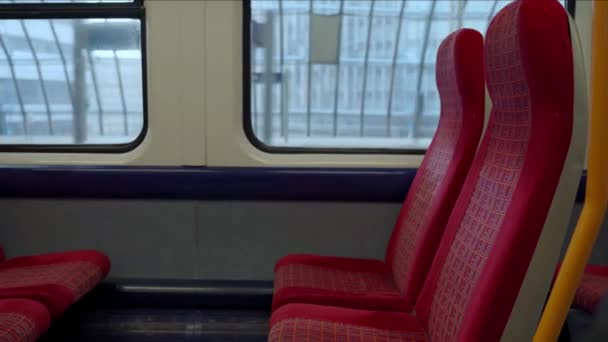 Assentos vazios no trem ferroviário do sudoeste que chega à estação Waterloo durante o bloqueio pandêmico do Coronavirus — Vídeo de Stock