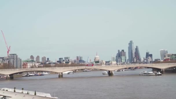 Londýnská Cityscape s katedrálou sv. Pavla, městem a řekou Temží s Waterloo Bridge za slunečného dne — Stock video