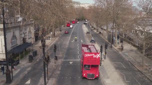 Vintage Double Decker kırmızı otobüs ve bisikletçiler güneşli bahar gününde Victoria Embankment Yolu 'na gidiyorlar. — Stok video
