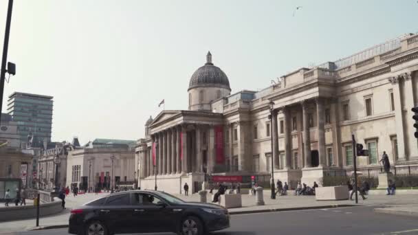 Menschen, die an einem sonnigen Frühlingstag vor dem Kunstmuseum der Nationalgalerie Schlittschuh laufen und abhängen — Stockvideo