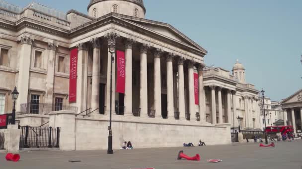 Folk åker skridskor och hänger bredvid Nationalgalleriets konstmuseum på soliga vårdagen — Stockvideo