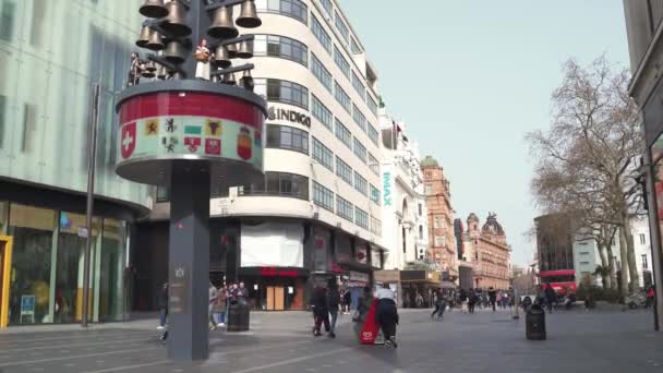 La vista dell'affollata piazza Leicester nella soleggiata giornata primaverile durante la chiusura del Coronavirus — Video Stock