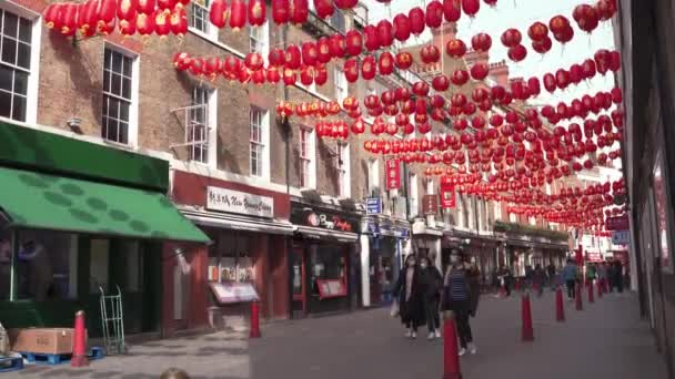科罗纳维勒斯大流行病期间，伦敦唐人街上戴着面具走路的人 — 图库视频影像