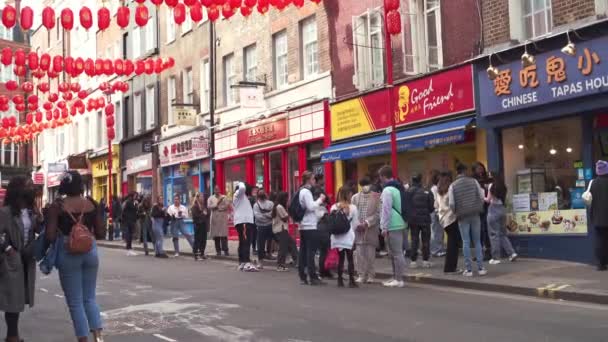Grandes grupos de pessoas esperando no que para comprar comida asiática takeaway na China Town durante o Coronavirus Lockdown — Vídeo de Stock