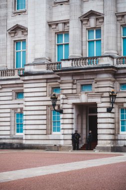 Westminster şehri, Londra, 124; İngiltere - 2021.04.10: Buckingham Sarayında Silahlı Polis Memurları