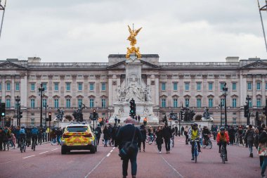 Westminster şehri, Londra, 124; İngiltere - 2021.04.10: İnsanlar Buckingham Sarayı 'nın dışındaki Edinburgh Dükü Prens Philip' e saygılarını sunuyorlar.
