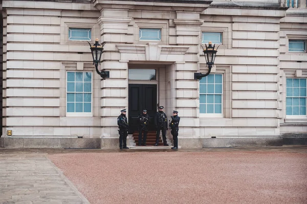 Ciudad Westminster Londres 2021 Oficiales Policía Armada Palacio Buckingham — Foto de Stock