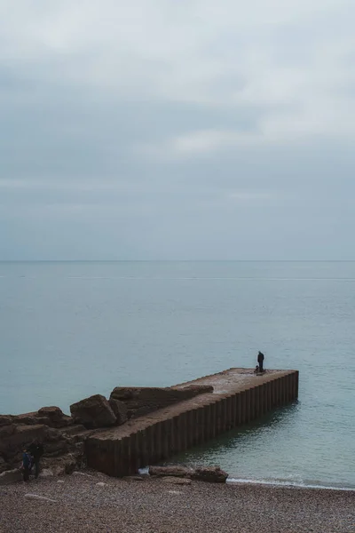 Seaford East Sussex 2021 Mannen Die Morgens Vroeg Vissen Aan — Stockfoto