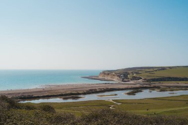 Seaford Baş Doğa Koruma Alanı Cuckmere Haven 'ın huzur dolu sahil manzarası Tebeşir Kayalıkları' nın tepesinden. Yedi Kız Kardeş, Güney İngiltere