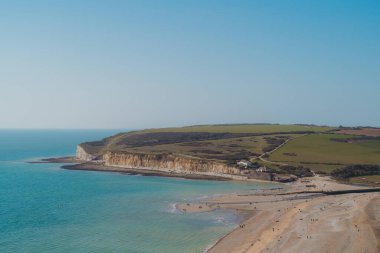 Seaford Baş Doğa Koruma Alanı Cuckmere Haven 'ın huzur dolu sahil manzarası Tebeşir Kayalıkları' nın tepesinden. Yedi Kız Kardeş, Güney İngiltere