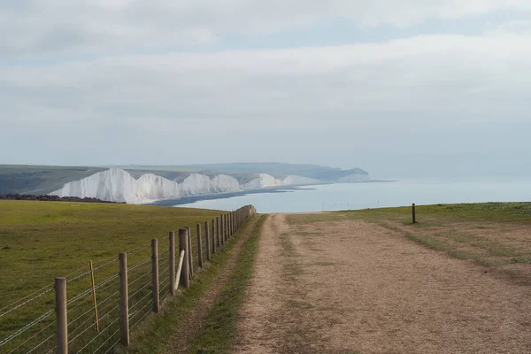 Seaford, Doğu Sussex. Seaford Baş Doğa Koruma Alanı Bulutlu bir sabahta Tebeşir Kayalıkları 'nın tepesinden görülüyor. Yedi Kız Kardeş, Güney İngiltere