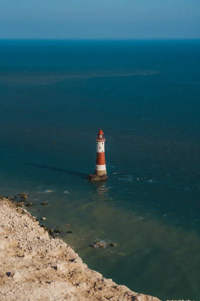 Farol Cabeça Listrada Vermelha Branca Contra Penhascos Giz Vista Topo — Fotografia de Stock