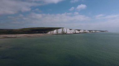 Cuckmere Haven deniz önü sahili ve Tebeşir Kayalıkları ile Seaford Baş Doğa Koruma Alanı 'nın hava manzarası. Yedi Kız Kardeş, İngiltere
