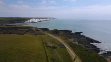 Cuckmere Haven sahil şeridinin ve Seaford Baş Doğa Koruma Alanındaki nehrin havadan görünüşü. Chalk Cliffs, Seven Sisters, İngiltere