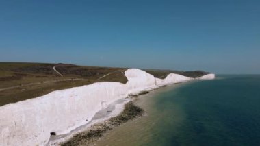 Güneşli bir günde Tebeşir Yedi Kardeşler Kayalıkları 'nın (Cliffs Edge) havadan görünüşü. İngiltere 'nin güneyi