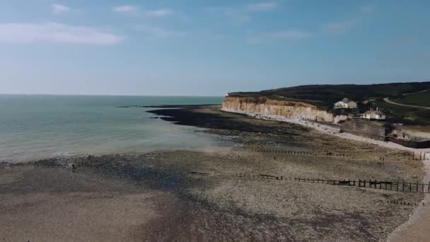 Uitzicht vanuit de lucht op het strand van Cuckmere Haven en de rivier bij Seaford Head Nature Reserve op warme zonnige dag — Stockvideo