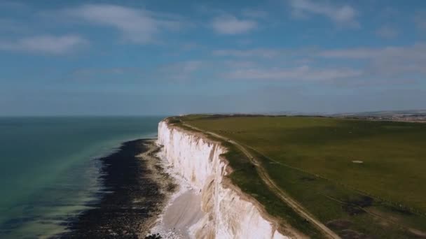 Літаючи через крейдяні скелі в заповіднику Seaford Head Nature Reserve. Сім сестер на півдні Англії — стокове відео