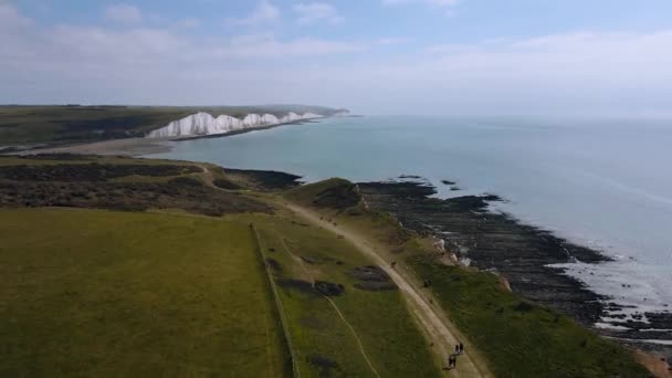 Vista aérea de la playa frente al mar de Cuckmere Haven y el río en la reserva natural Seaford Head. Acantilados de tiza, siete hermanas, Inglaterra — Vídeos de Stock