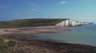 Seaford Baş Doğa Koruma Alanı Cuckmere Haven 'ın huzur dolu sahil manzarası Tebeşir Kayalıkları' nın tepesinden. Yedi Kız Kardeş, Güney İngiltere