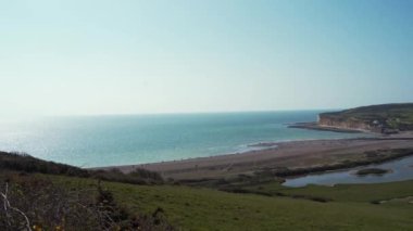 Seaford Baş Doğa Koruma Alanı Cuckmere Haven 'ın huzur dolu sahil manzarası Tebeşir Kayalıkları' nın tepesinden. Yedi Kız Kardeş, Güney İngiltere
