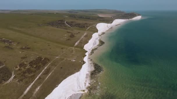 Widok z lotu ptaka na klify Seven Sisters w słoneczny ciepły dzień. Południowa Anglia — Wideo stockowe