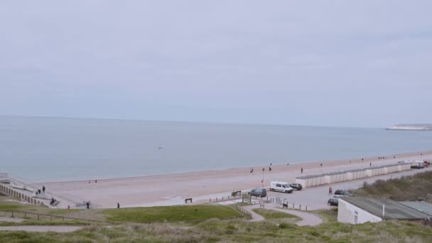 Море Сіфорд Біч у хмарний ранок з вершини крейдяних скель. — стокове відео