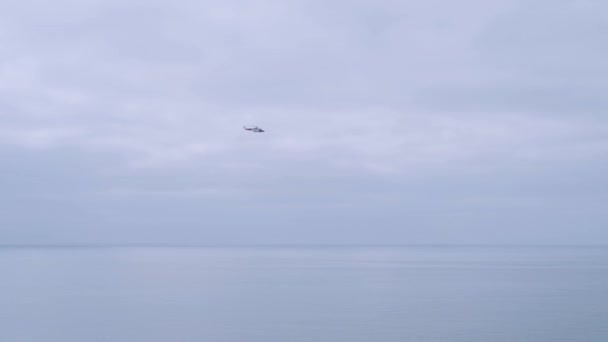 Helikopter ratunkowy lecący nad morzem w rezerwacie przyrody Seaford Head — Wideo stockowe