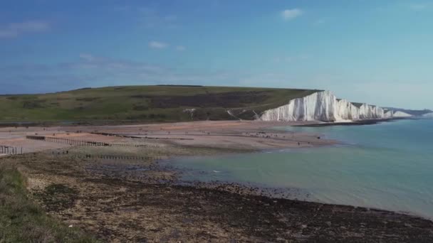 Seaford Baş Doğa Koruma Alanı Cuckmere Haven 'ın huzur dolu sahil manzarası Tebeşir Kayalıkları' nın tepesinden. Yedi Kız Kardeş, Güney İngiltere — Stok video