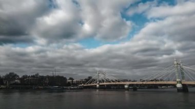 # Wandsworth Köprüsü 'nün hareket hızı # # Güzel bulutlu bir günde mavi gökyüzü #