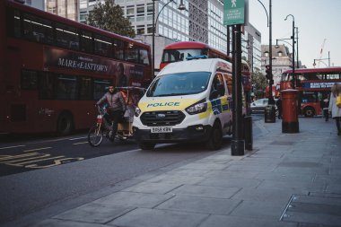 Soho, Londra the 124; İngiltere - 2021.04.16: Polis minibüsü Oxford Caddesi yan yoluna park edildi